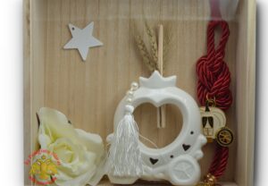 Γούρι Στολισμενο Σε Ξυλινο Κουτάκι